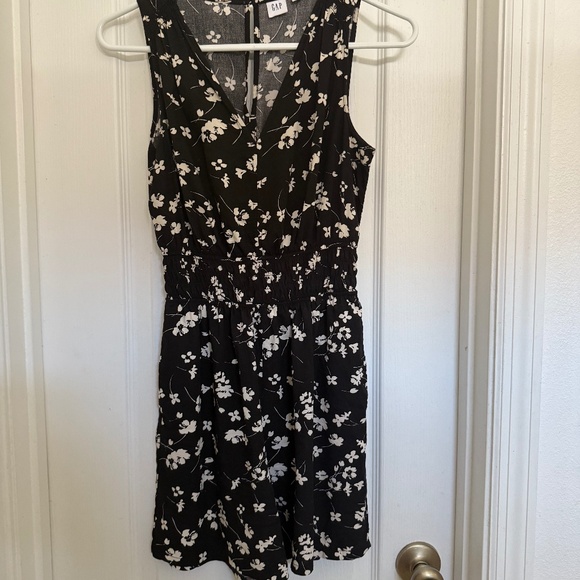 GAP 4 ITEM BUNDLE!!!! - Picture 7 of 8